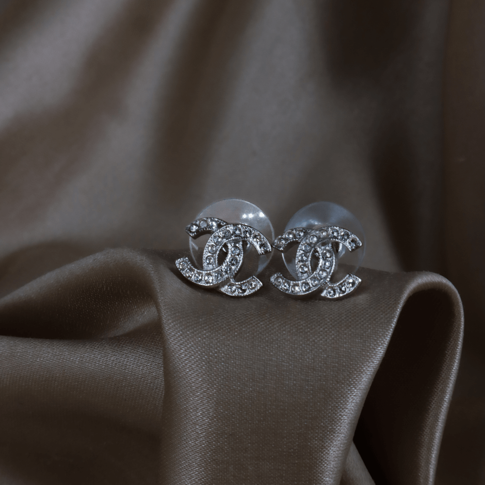 CHANEL 經典銀色水晶雙C耳釘 ｜ 2025年 - Vintasy