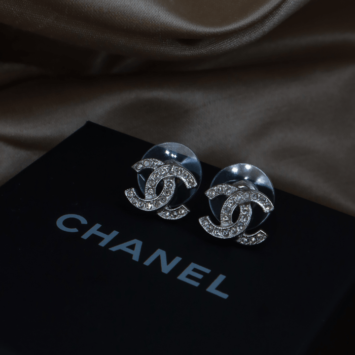 CHANEL 經典銀色水晶雙C耳釘 ｜ 2025年 - Vintasy