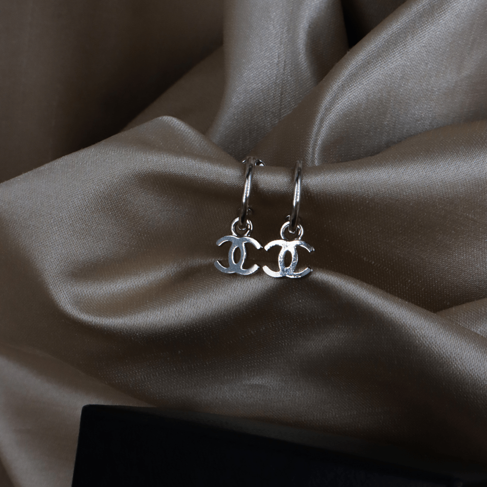 CHANEL 銀色小圈垂墜雙C耳環｜附原盒 近未使用 - Vintasy
