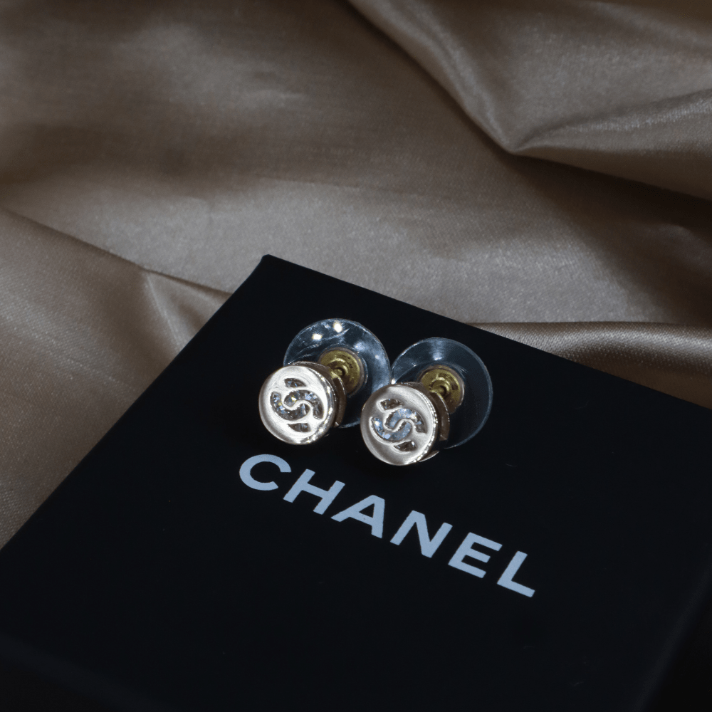 CHANEL 圓形雙C貼耳耳環 ｜未使用級附原盒 - Vintasy