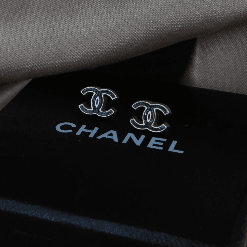 Chanel 銀色雙C簡約耳環｜ 未使用品 - Vintasy