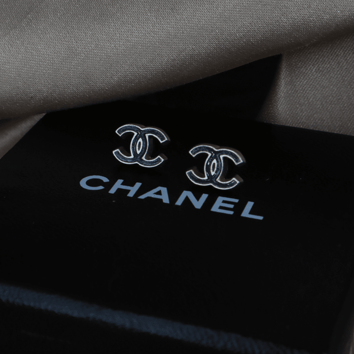 Chanel 銀色雙C簡約耳環｜ 未使用品 - Vintasy
