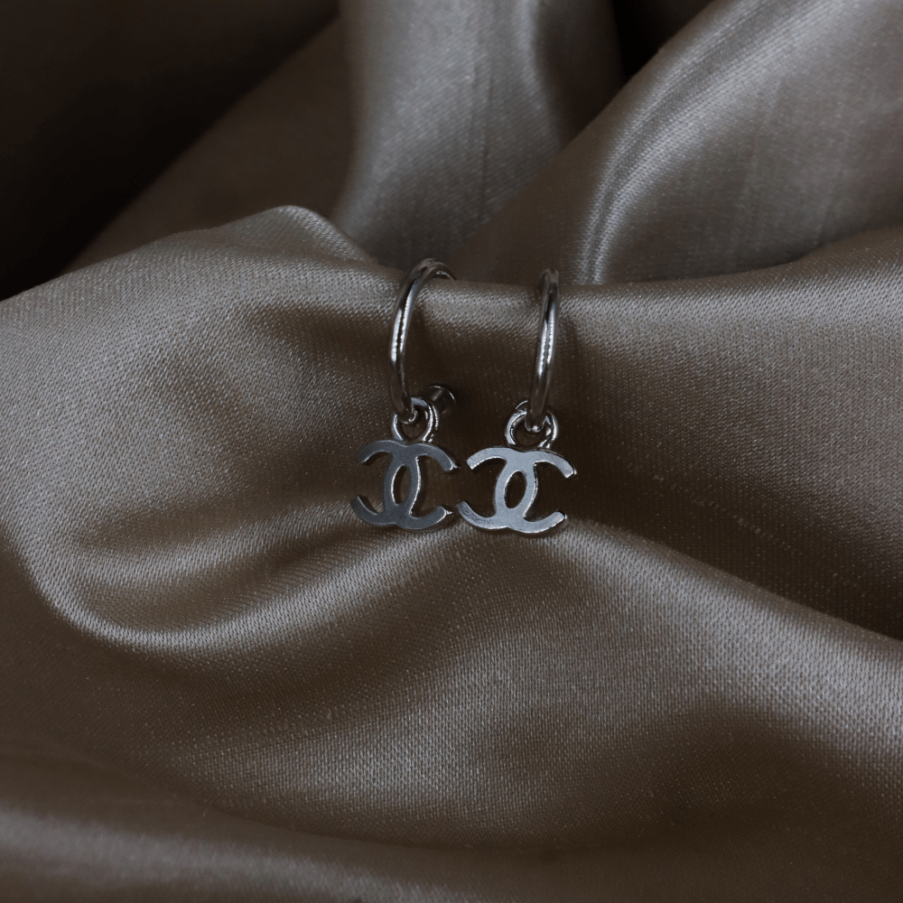 CHANEL 銀色小圈垂墜雙C耳環｜附原盒 近未使用 - Vintasy