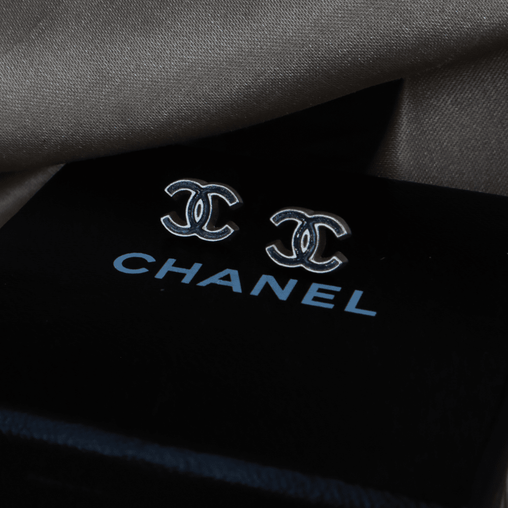 Chanel 銀色雙C簡約耳環｜ 未使用品 - Vintasy