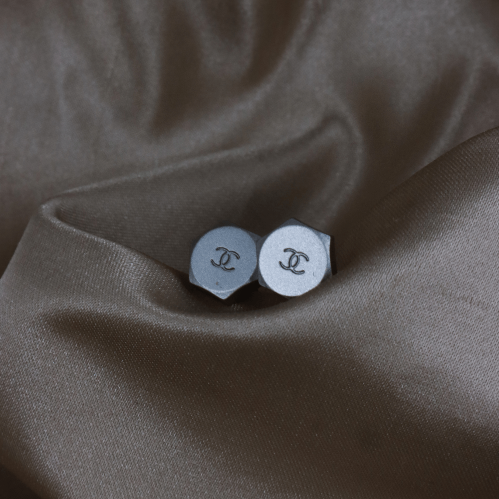 CHANEL 銀色六角螺絲造型雙C耳釘｜1999年款式 - Vintasy