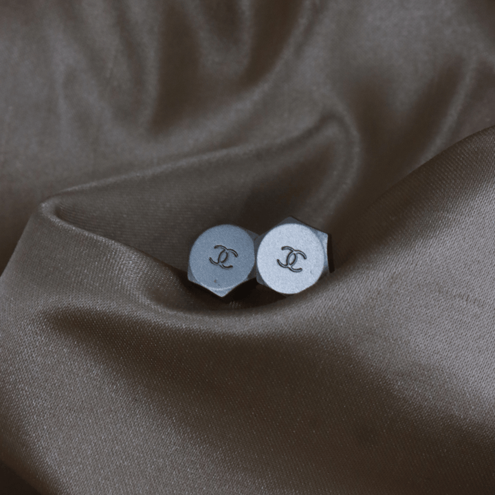 CHANEL 銀色六角螺絲造型雙C耳釘｜1999年款式 - Vintasy