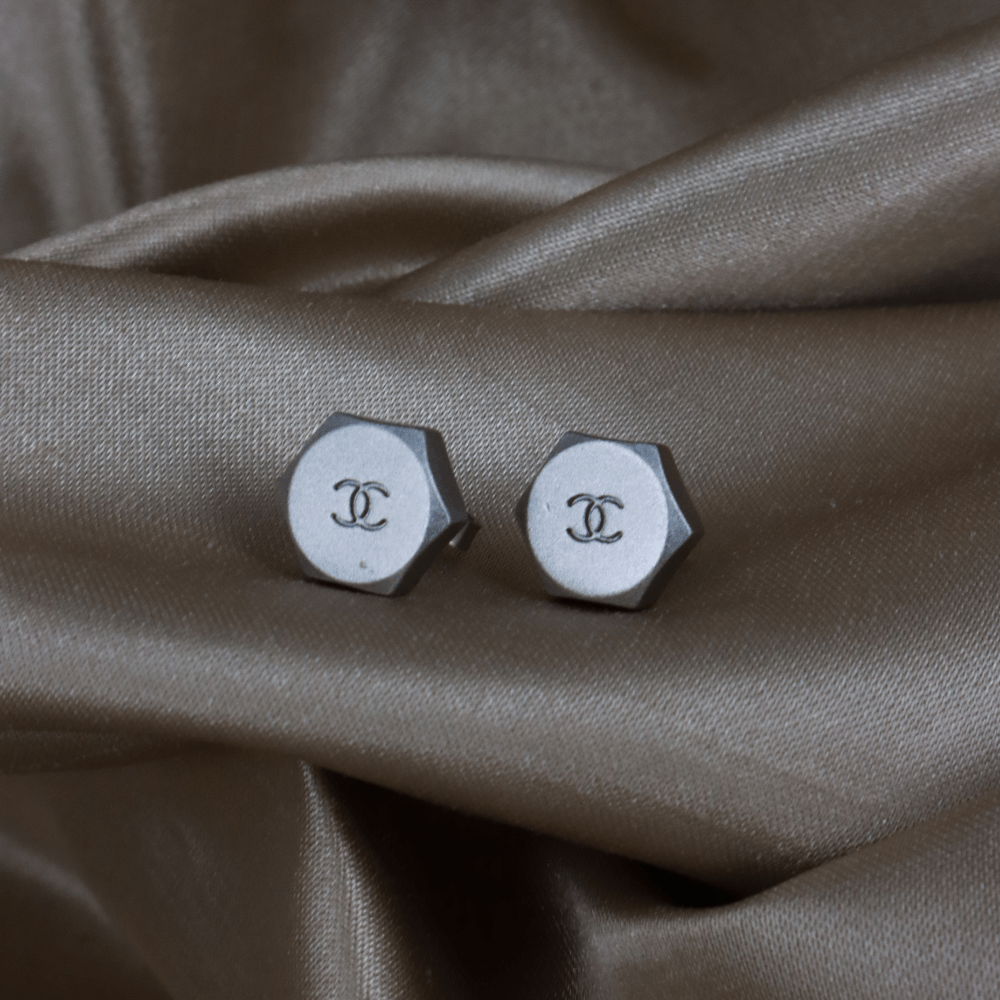 CHANEL 銀色六角螺絲造型雙C耳釘｜1999年款式 - Vintasy