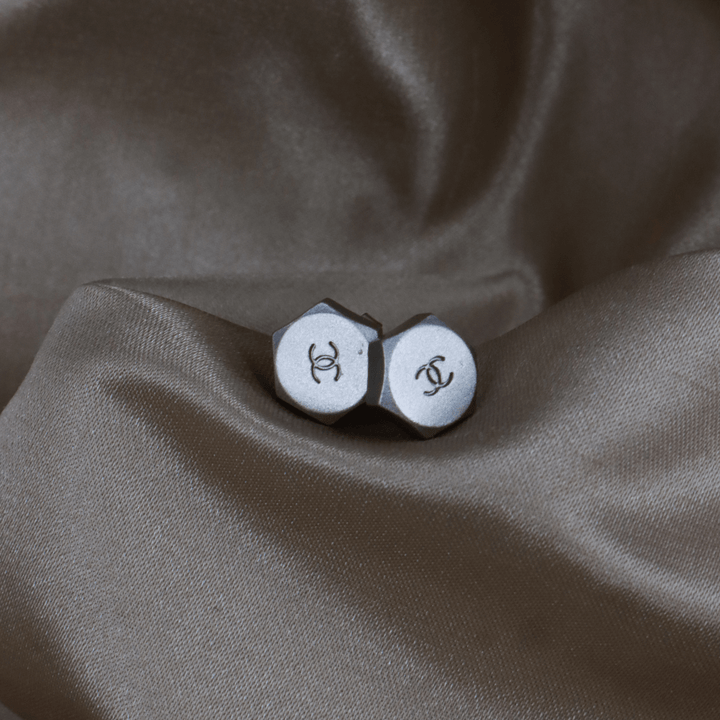 CHANEL 銀色六角螺絲造型雙C耳釘｜1999年款式 - Vintasy