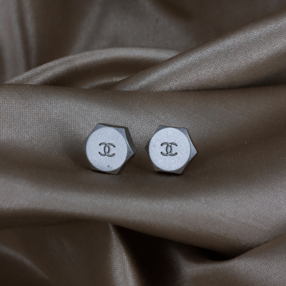 CHANEL 銀色六角螺絲造型雙C耳釘｜1999年款式 - Vintasy
