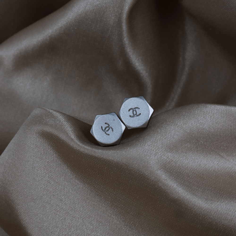 CHANEL 銀色六角螺絲造型雙C耳釘｜1999年款式 - Vintasy