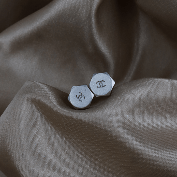 CHANEL 銀色六角螺絲造型雙C耳釘｜1999年款式 - Vintasy