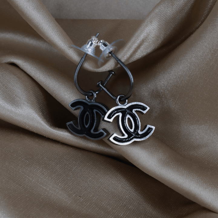 CHANEL 黑銀雙C垂墜耳環（黑銀經典款）｜2009年款 超罕見款 - Vintasy