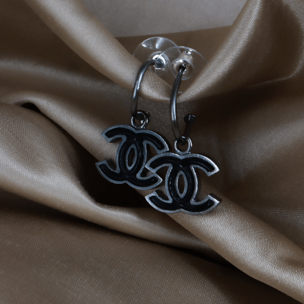 CHANEL 黑銀雙C垂墜耳環（黑銀經典款）｜2009年款 超罕見款 - Vintasy