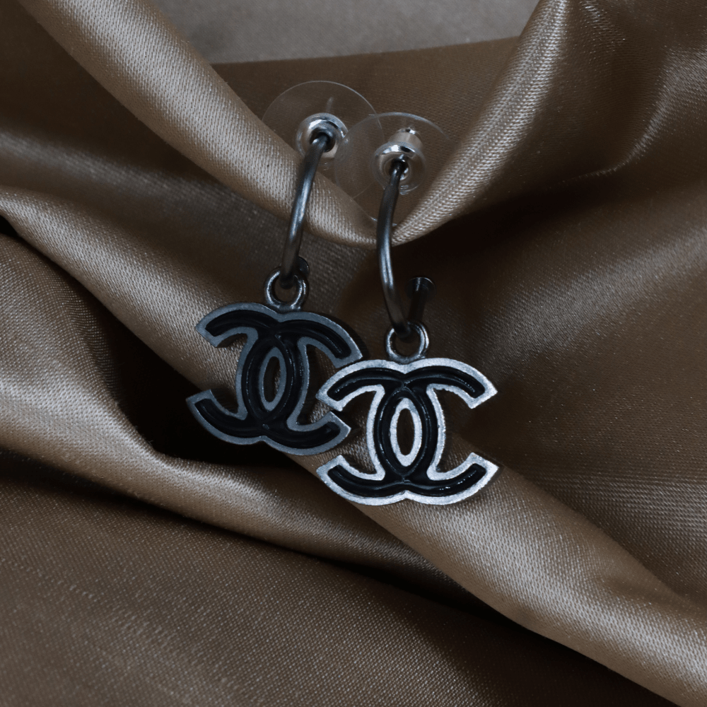 CHANEL 黑銀雙C垂墜耳環（黑銀經典款）｜2009年款 超罕見款 - Vintasy