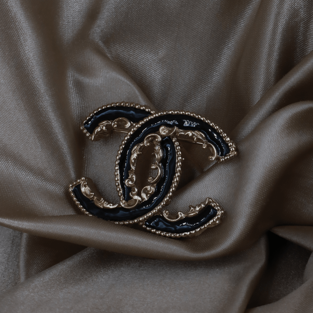 CHANEL 黑金雙C胸針（黑金復古款）｜2013年款 - Vintasy扣針