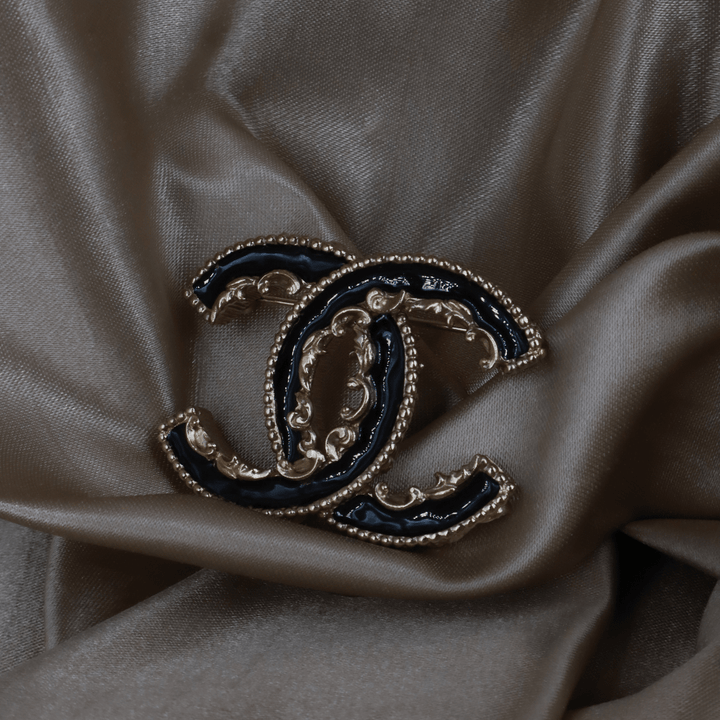 CHANEL 黑金雙C胸針（黑金復古款）｜2013年款 - Vintasy扣針