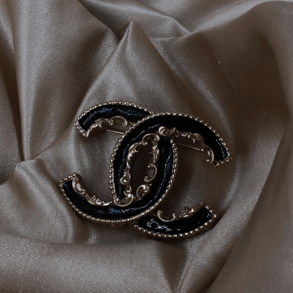 CHANEL 黑金雙C胸針（黑金復古款）｜2013年款 - Vintasy扣針