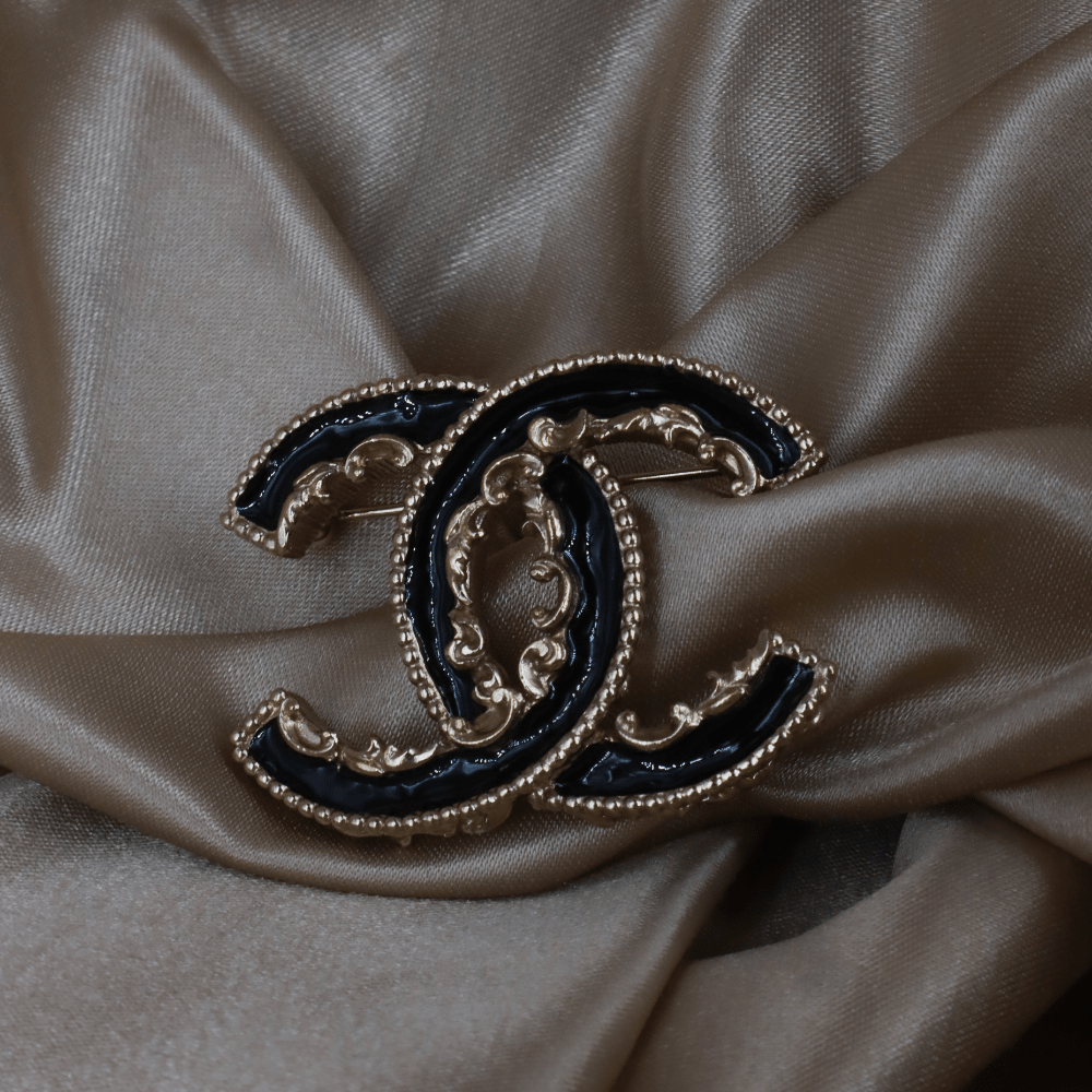 CHANEL 黑金雙C胸針（黑金復古款）｜2013年款 - Vintasy扣針