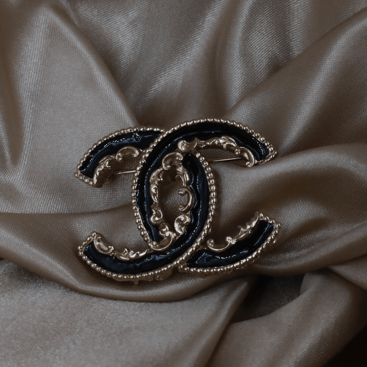 CHANEL 黑金雙C胸針（黑金復古款）｜2013年款 - Vintasy扣針