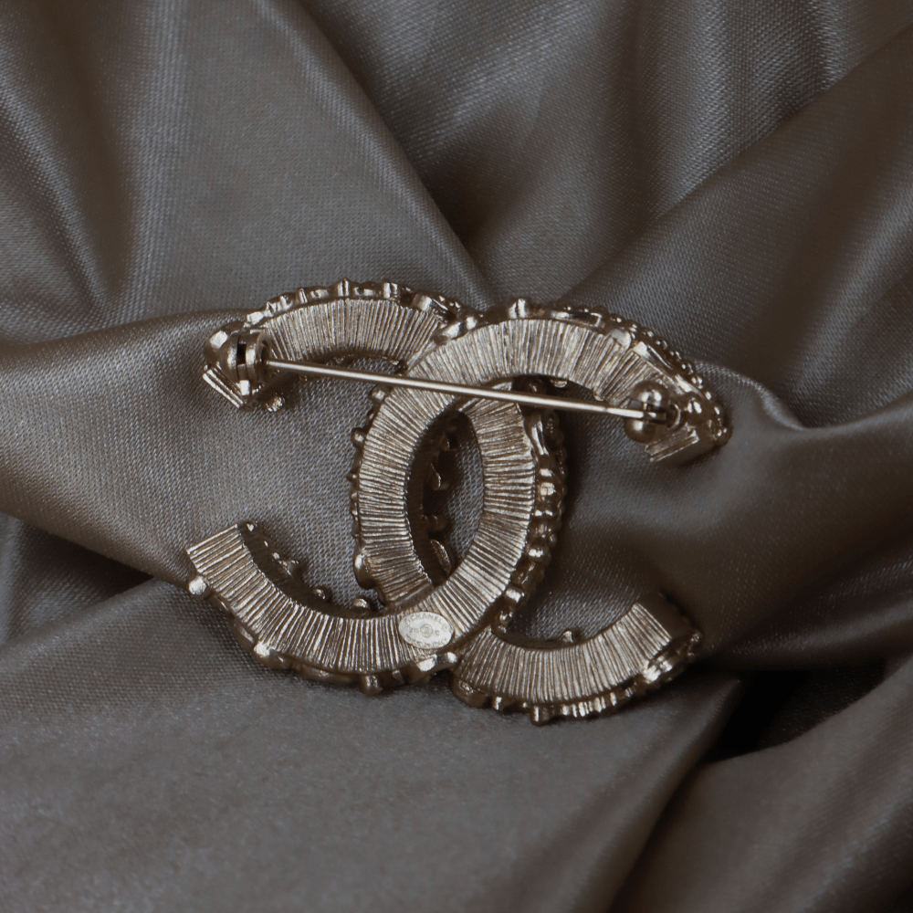 CHANEL 黑金雙C胸針（黑金復古款）｜2013年款 - Vintasy扣針