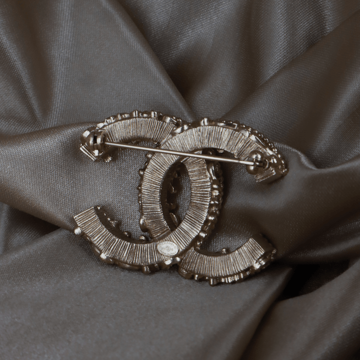 CHANEL 黑金雙C胸針（黑金復古款）｜2013年款 - Vintasy扣針