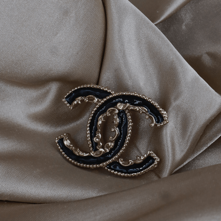 CHANEL 黑金雙C胸針（黑金復古款）｜2013年款 - Vintasy扣針