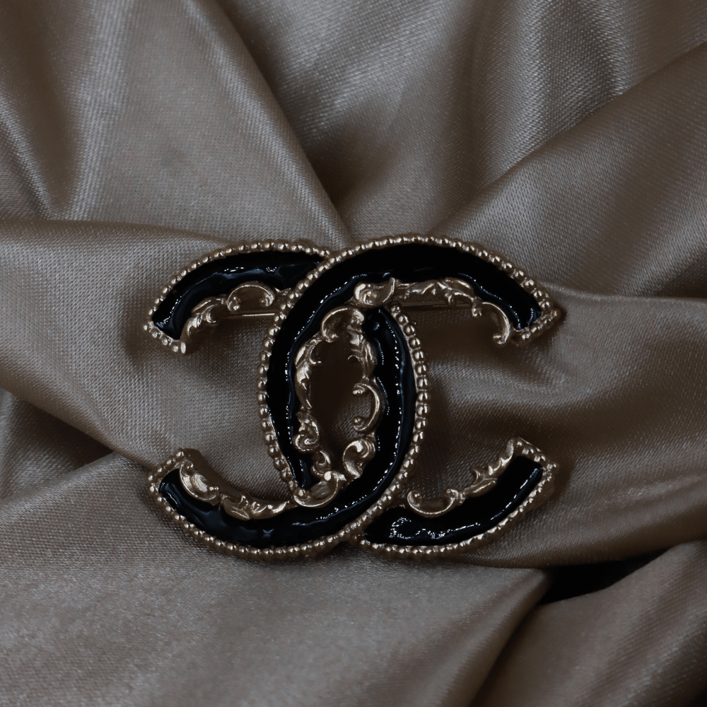 CHANEL 黑金雙C胸針（黑金復古款）｜2013年款 - Vintasy扣針