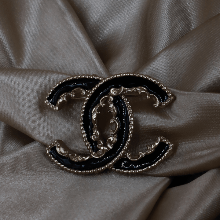 CHANEL 黑金雙C胸針（黑金復古款）｜2013年款 - Vintasy扣針