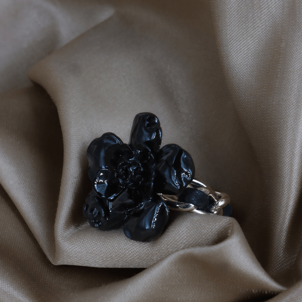CHANEL Camellia Flower Ring（黑色山茶花戒指）| S級美品 附原盒 - Vintasy
