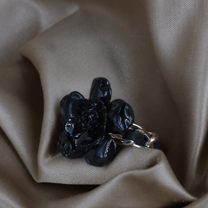 CHANEL Camellia Flower Ring（黑色山茶花戒指）| S級美品 附原盒 - Vintasy