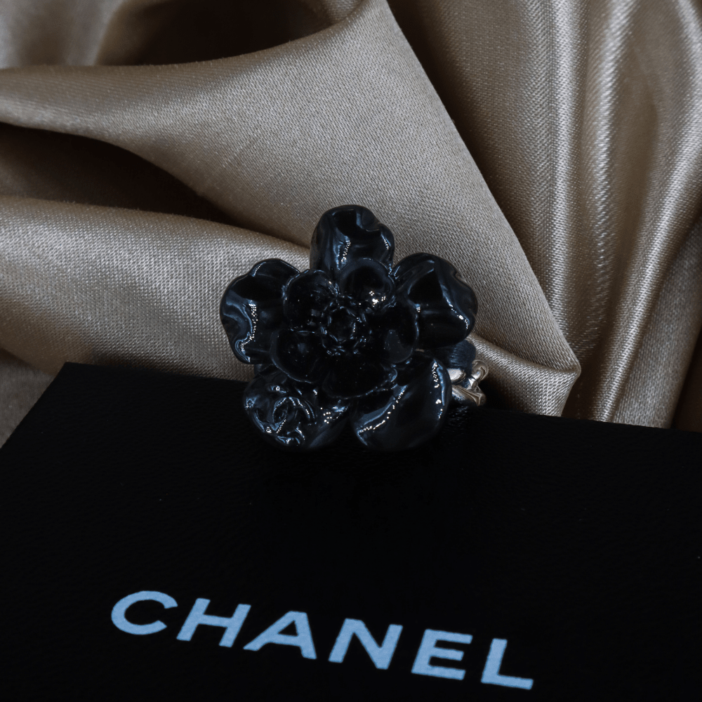 CHANEL Camellia Flower Ring（黑色山茶花戒指）| S級美品 附原盒 - Vintasy