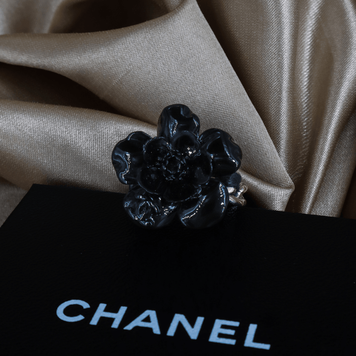 CHANEL Camellia Flower Ring（黑色山茶花戒指）| S級美品 附原盒 - Vintasy