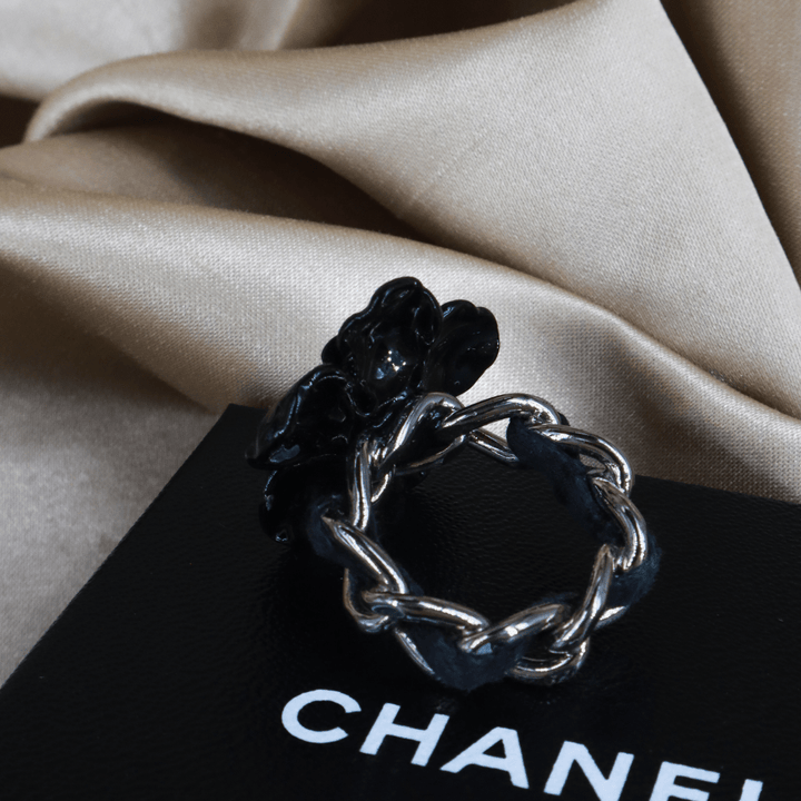 CHANEL Camellia Flower Ring（黑色山茶花戒指）| S級美品 附原盒 - Vintasy