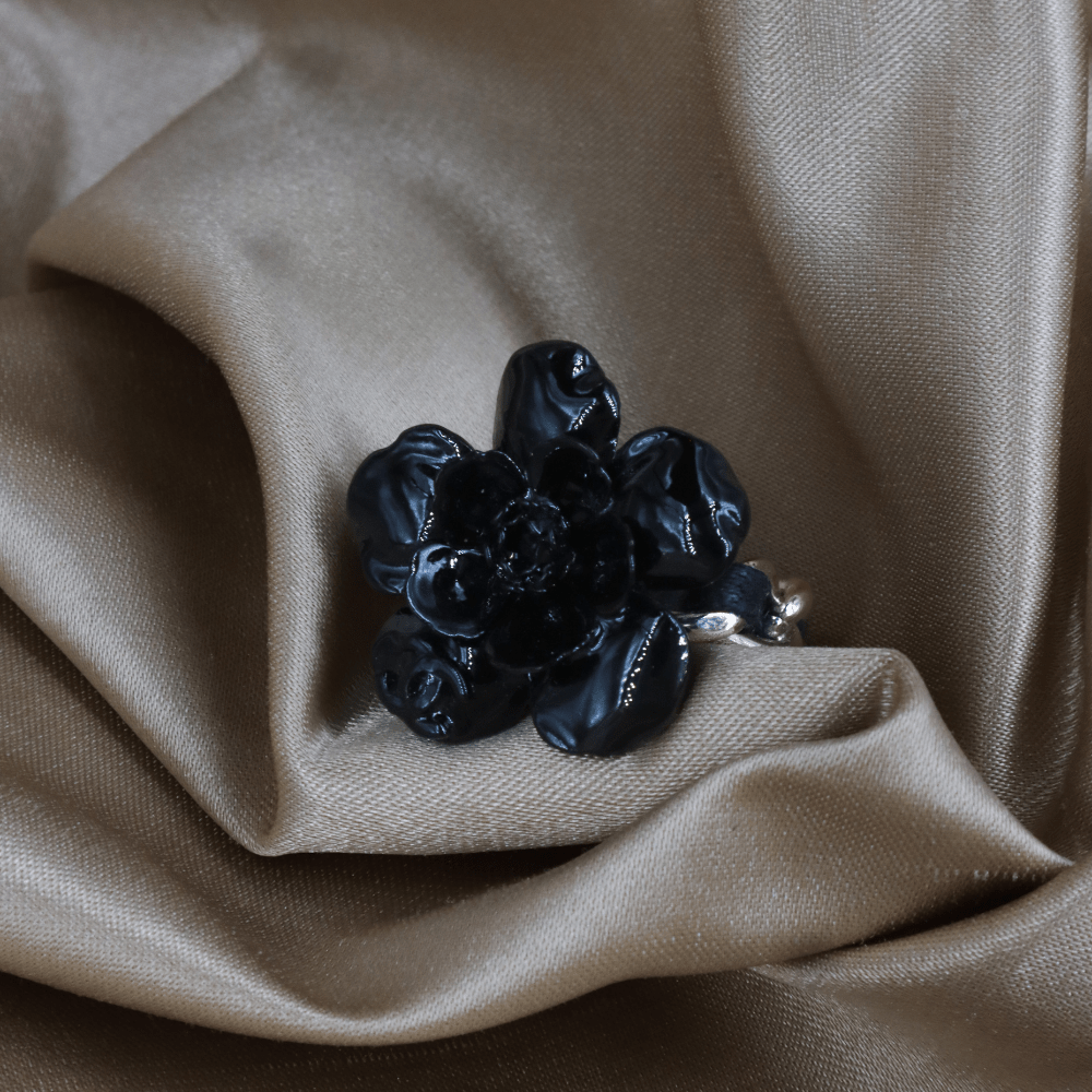 CHANEL Camellia Flower Ring（黑色山茶花戒指）| S級美品 附原盒 - Vintasy