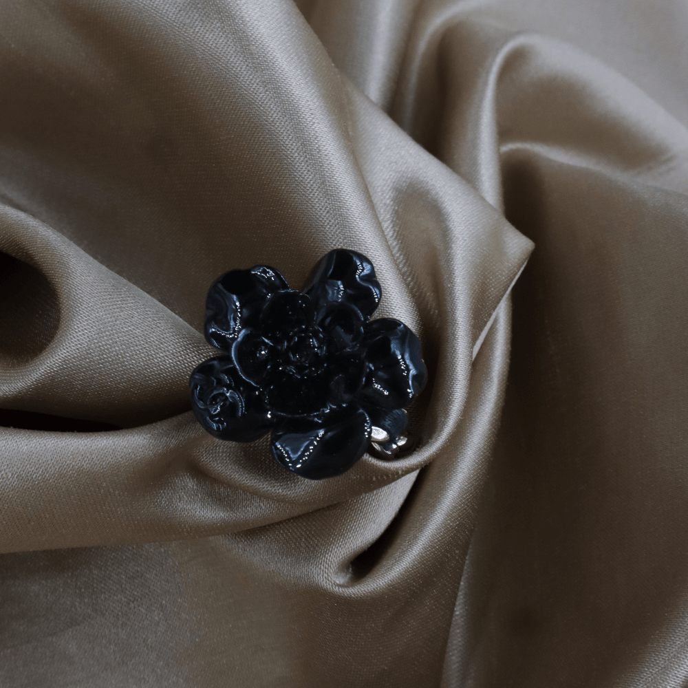 CHANEL Camellia Flower Ring（黑色山茶花戒指）| S級美品 附原盒 - Vintasy