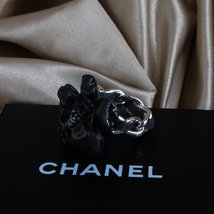 CHANEL Camellia Flower Ring（黑色山茶花戒指）| S級美品 附原盒 - Vintasy