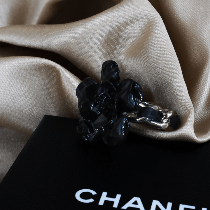 CHANEL Camellia Flower Ring（黑色山茶花戒指）| S級美品 附原盒 - Vintasy
