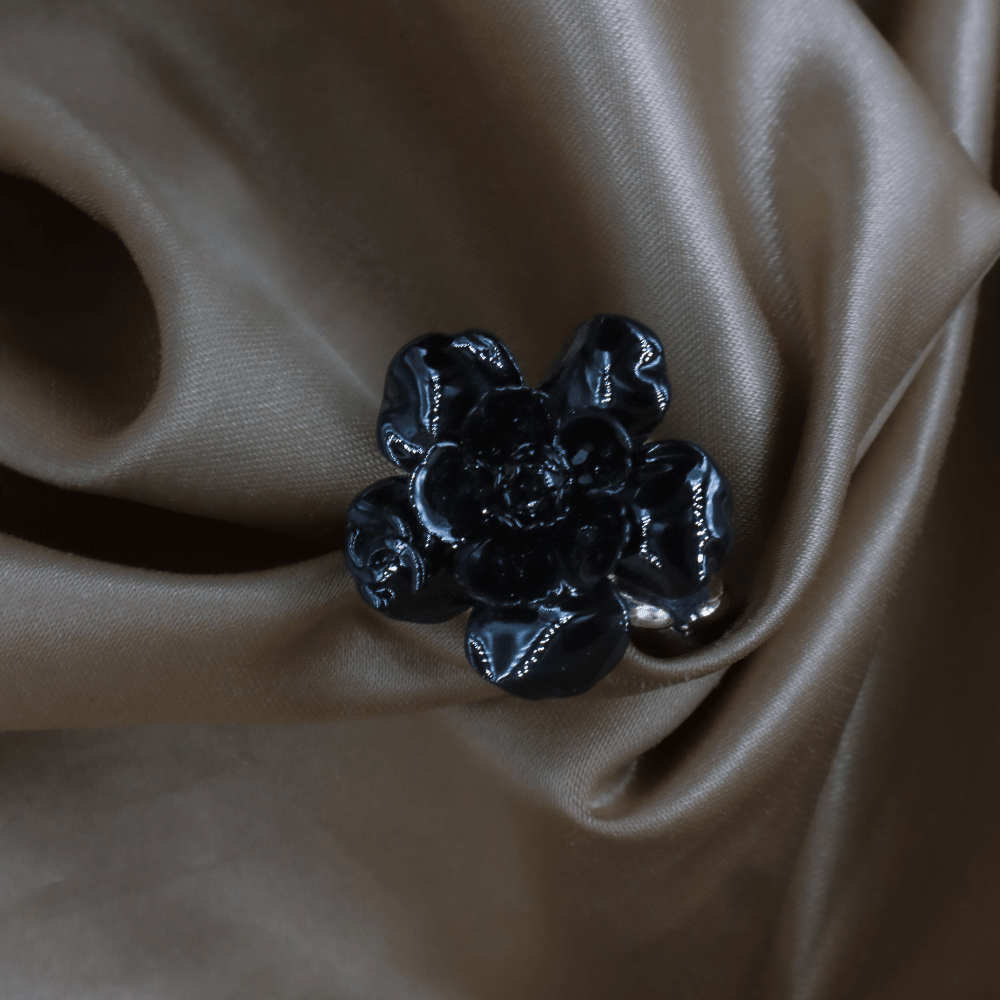 CHANEL Camellia Flower Ring（黑色山茶花戒指）| S級美品 附原盒 - Vintasy