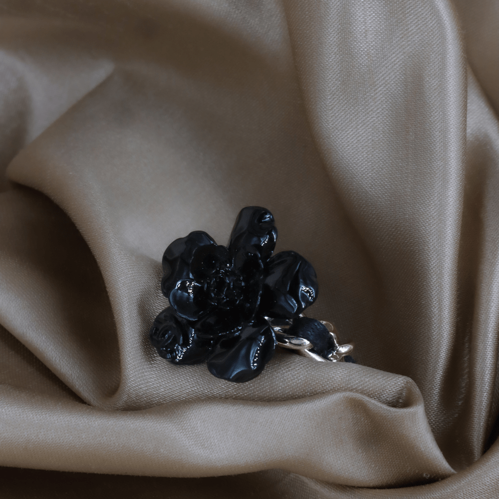 CHANEL Camellia Flower Ring（黑色山茶花戒指）| S級美品 附原盒 - Vintasy