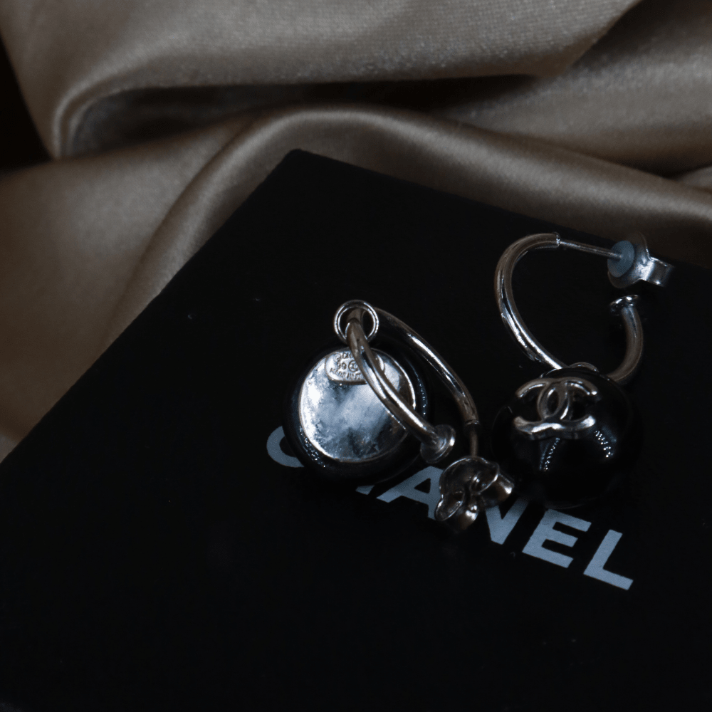 CHANEL 黑色球形 CC 吊墜耳環（銀色）｜1999年・附原裝盒 ｜｜VINTASY 中古美品 ｜ 香港最大型中古首飾收藏店｜ CHANEL ｜ 耳環