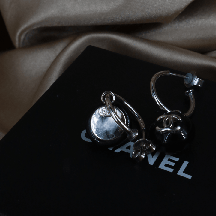 CHANEL 黑色球形 CC 吊墜耳環（銀色）｜1999年・附原裝盒 ｜｜VINTASY 中古美品 ｜ 香港最大型中古首飾收藏店｜ CHANEL ｜ 耳環