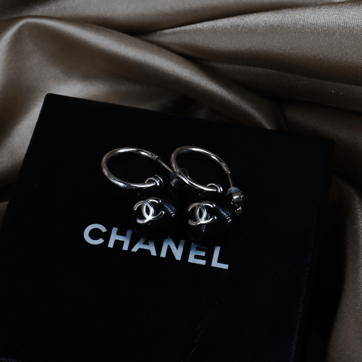 CHANEL 黑色球形 CC 吊墜耳環（銀色）｜1999年・附原裝盒 ｜｜VINTASY 中古美品 ｜ 香港最大型中古首飾收藏店｜ CHANEL ｜ 耳環