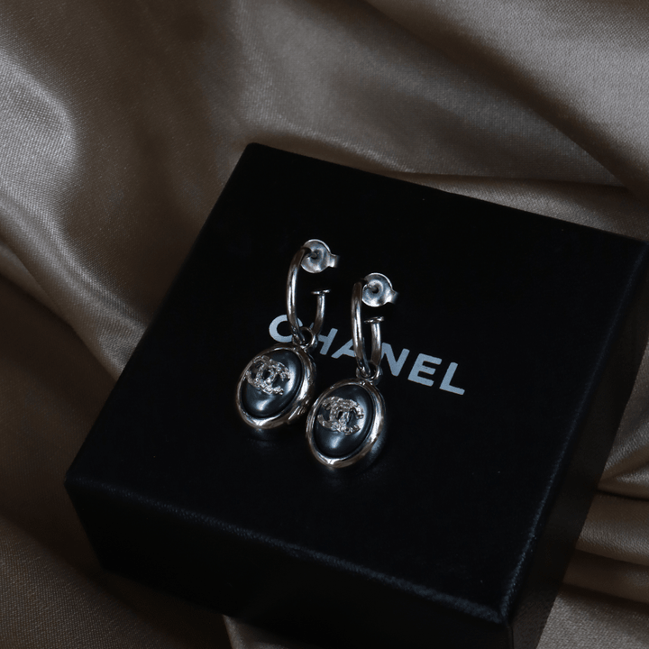 CHANEL深藍樹脂橢圓 CC 吊墜耳環（銀色）｜2000年秋季系列（00A） ｜｜VINTASY 中古美品 ｜ 香港最大型中古首飾收藏店｜ CHANEL ｜ 耳環