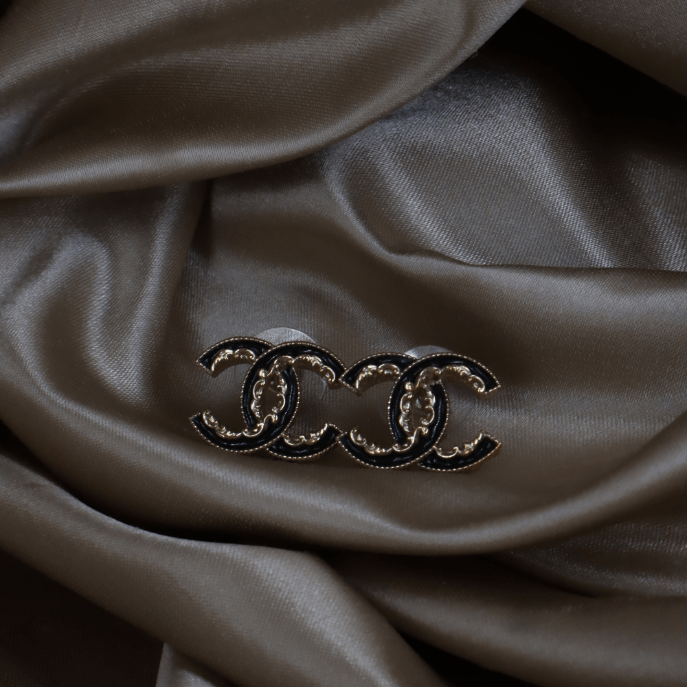 CHANEL黑色琺瑯雕花 CC 耳針（金色）｜2014年 ｜｜VINTASY 中古美品 ｜ 香港最大型中古首飾收藏店｜ CHANEL ｜ 耳環