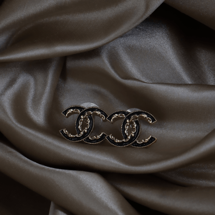 CHANEL黑色琺瑯雕花 CC 耳針（金色）｜2014年 ｜｜VINTASY 中古美品 ｜ 香港最大型中古首飾收藏店｜ CHANEL ｜ 耳環