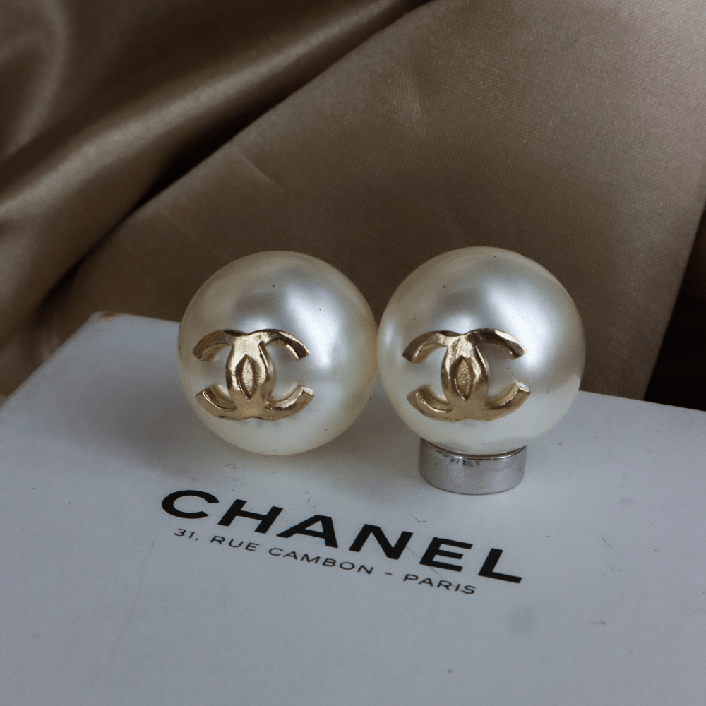CHANEL CC 標誌珍珠耳環 ｜ 2017年 附原盒 - Vintasy