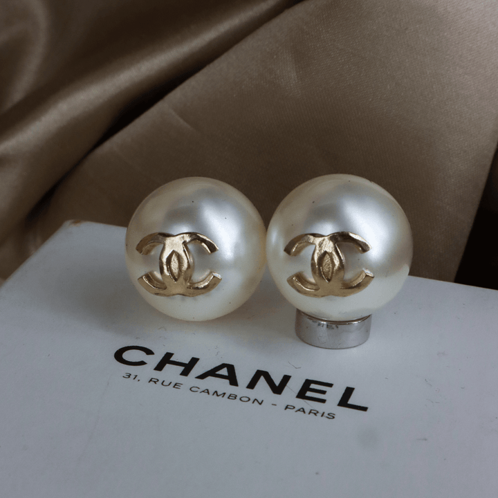 CHANEL CC 標誌珍珠耳環 ｜ 2017年 附原盒 - Vintasy