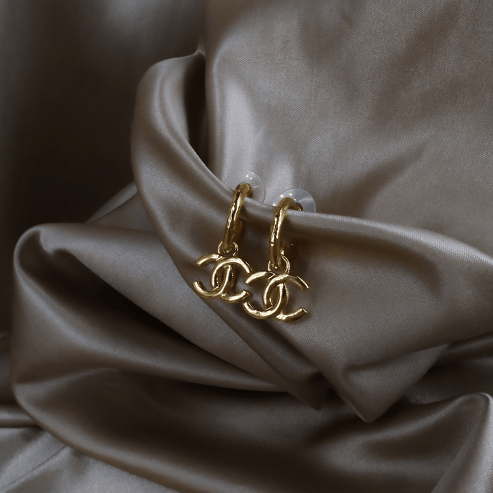 Chanel 經典金色CC Drop Hoop Earrings 小圈垂墜耳環 ｜ 未使用品 2024年產品 - Vintasy