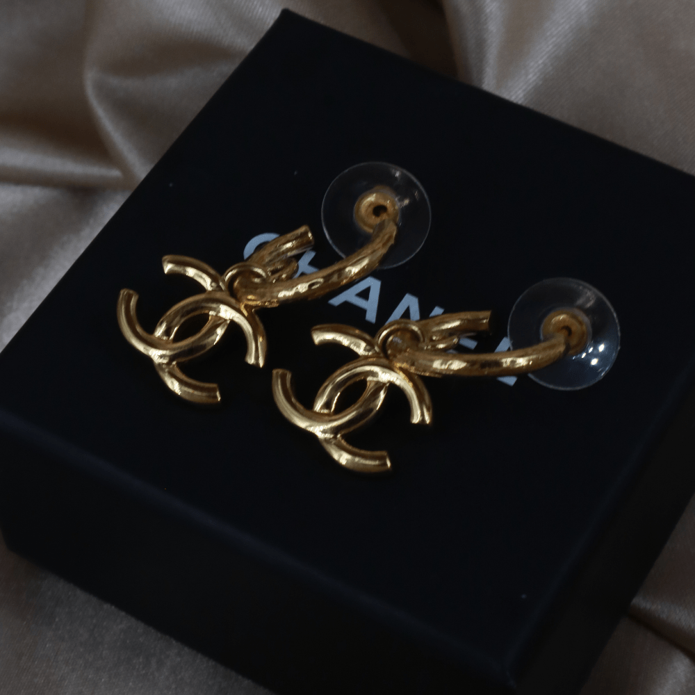 Chanel 經典金色CC Drop Hoop Earrings 小圈垂墜耳環 ｜ 未使用品 2024年產品 - Vintasy