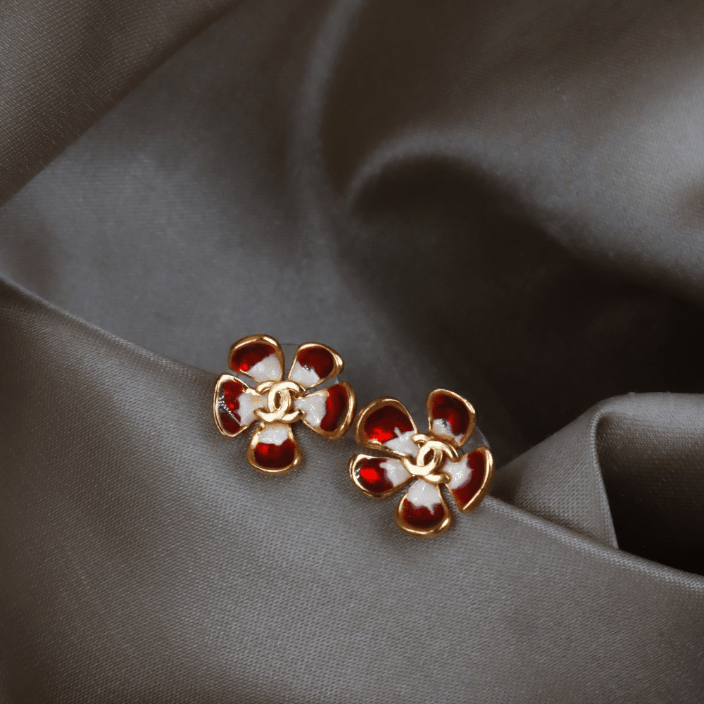 Chanel CC logo 紅白琺瑯山茶花耳環｜ 未使用品 2003年產品 - Vintasy